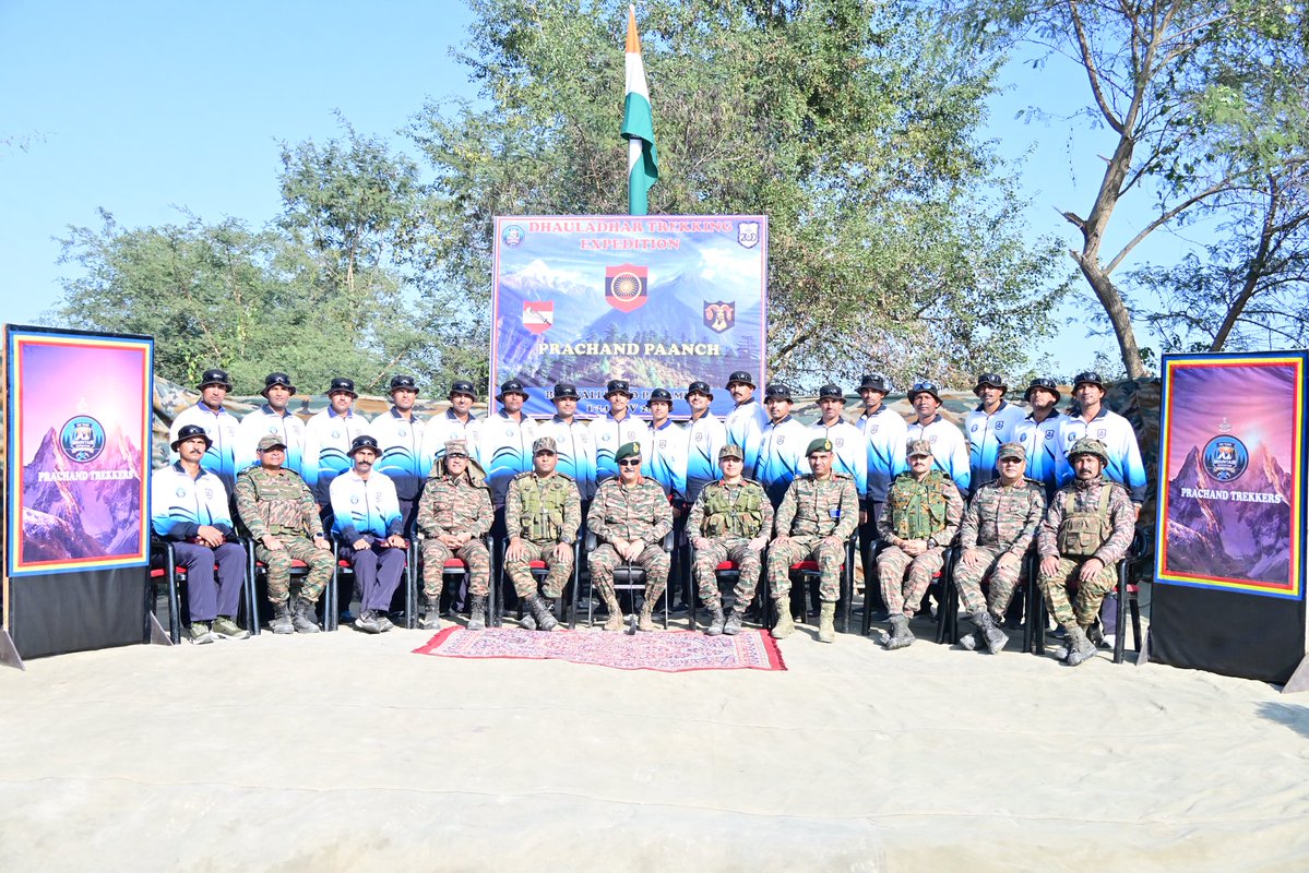 JaiHind_KiFauj's tweet image. #StrongAndCapable
#LifeFullOfAdventure
#TrekkingExpedition🏔️
#KhargaCorps की #RamDivision की टीम प्रचंड पाँच ने 11 दिनों में 160 किमी का कठिन ट्रेक पूरा किया, जिसमें दhauladhar पर्वतश्रेणियों, घने जंगलों, जलधाराओं और खड़ी चढ़ाइयों को अदम्य साहस से पार किया।