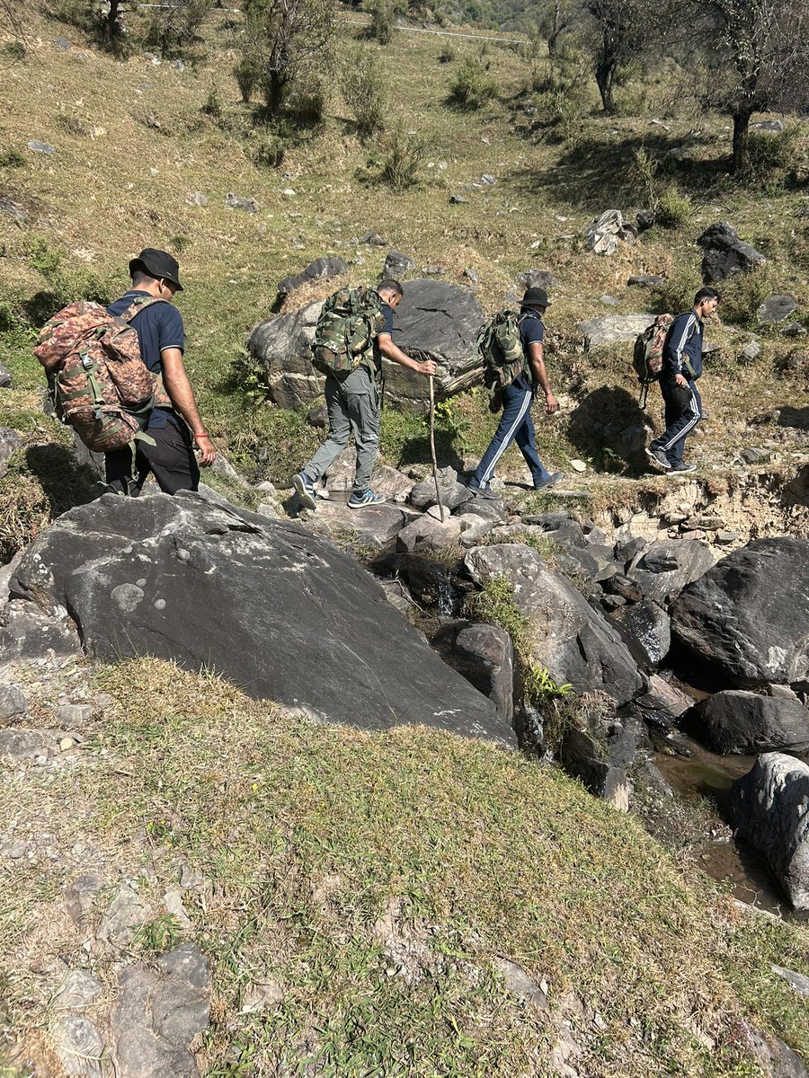 JaiHind_KiFauj's tweet image. #StrongAndCapable
#LifeFullOfAdventure
#TrekkingExpedition🏔️
#KhargaCorps की #RamDivision की टीम प्रचंड पाँच ने 11 दिनों में 160 किमी का कठिन ट्रेक पूरा किया, जिसमें दhauladhar पर्वतश्रेणियों, घने जंगलों, जलधाराओं और खड़ी चढ़ाइयों को अदम्य साहस से पार किया।