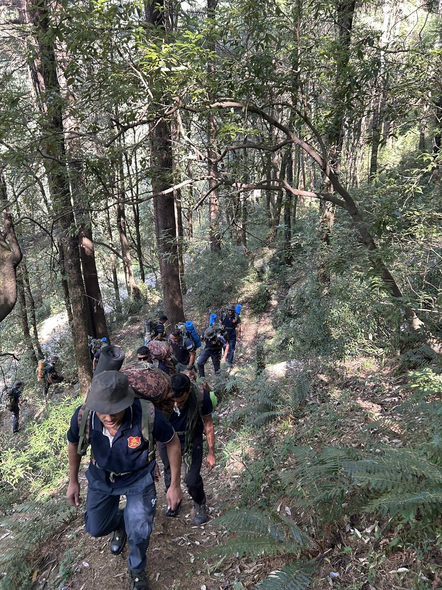 JaiHind_KiFauj's tweet image. #StrongAndCapable
#LifeFullOfAdventure
#TrekkingExpedition🏔️
#KhargaCorps की #RamDivision की टीम प्रचंड पाँच ने 11 दिनों में 160 किमी का कठिन ट्रेक पूरा किया, जिसमें दhauladhar पर्वतश्रेणियों, घने जंगलों, जलधाराओं और खड़ी चढ़ाइयों को अदम्य साहस से पार किया।