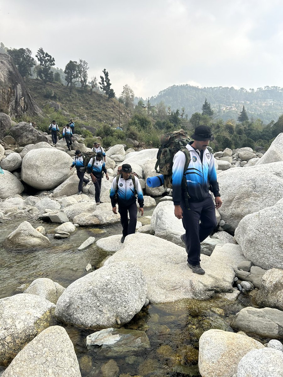 JaiHind_KiFauj's tweet image. #StrongAndCapable
#LifeFullOfAdventure
#TrekkingExpedition🏔️
#KhargaCorps की #RamDivision की टीम प्रचंड पाँच ने 11 दिनों में 160 किमी का कठिन ट्रेक पूरा किया, जिसमें दhauladhar पर्वतश्रेणियों, घने जंगलों, जलधाराओं और खड़ी चढ़ाइयों को अदम्य साहस से पार किया।