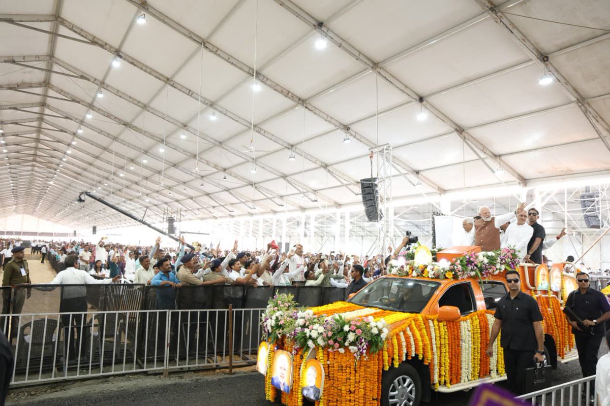 MLAJagdish's tweet image. આ અવસરે માનનીય રાજ્યપાલ શ્રી આચાર્ય દેવવ્રતજી અને માનનીય મુખ્યમંત્રી શ્રી ભૂપેન્દ્રભાઈ પટેલ સહિત મંત્રીશ્રીઓ સાથે ઉપસ્થિત રહેવાનો અવસર પ્રાપ્ત થયો.