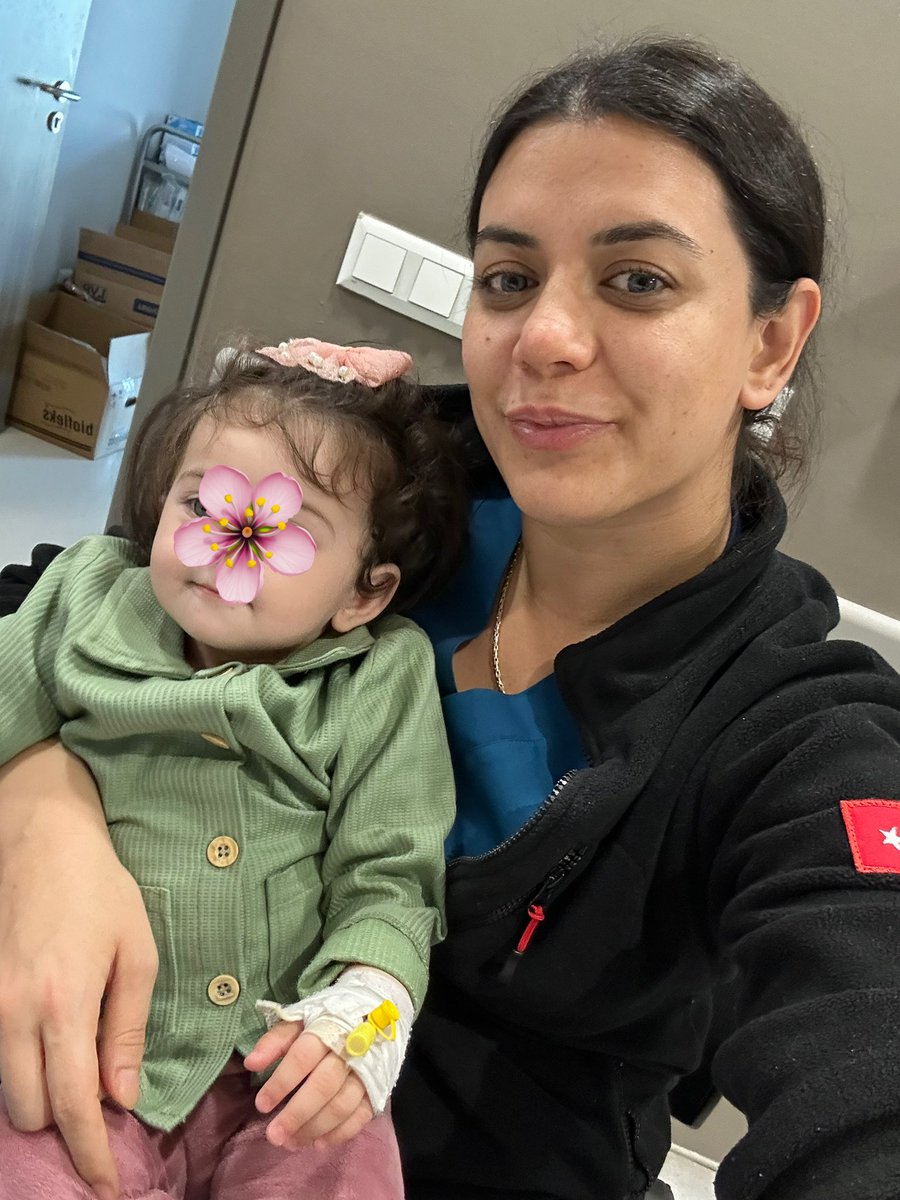 Sevdakocaa's tweet photo. Bazen bir hemşirenin eli yalnızca bir sağlık müdahalesi değil bir güven, bir şefkat, bir umut dokunuşudur. Üçüncü gün aşırı nöbetimde, yüzümde yorgunluğun izleriyle, minik hastamı kucağıma alırken annesi ona çorbasını hazırlıyor. Ben ise hemşirelik şefkati ve becerisiyle ona huzur vermeye çalışıyorum. Bu anlar bana mesleğimin ne kadar kutsal olduğunu bir kez daha hatırlatıyor. Biz insan hayatına değer katmanın, iyileştirmenin ve her daim umut olmanın adıyız.
Unutmayınız ki bizlerde insanız ; ailemiz , sevgilimiz , annemiz , çocuğumuz , kardeşimiz , problemlerimiz , geçim sıkıntımız var. Fakat bizler görevi başında kendi hayatlarını ardına bırakıp başkalarının hayatına ışık olan bir meslek grubumuz .