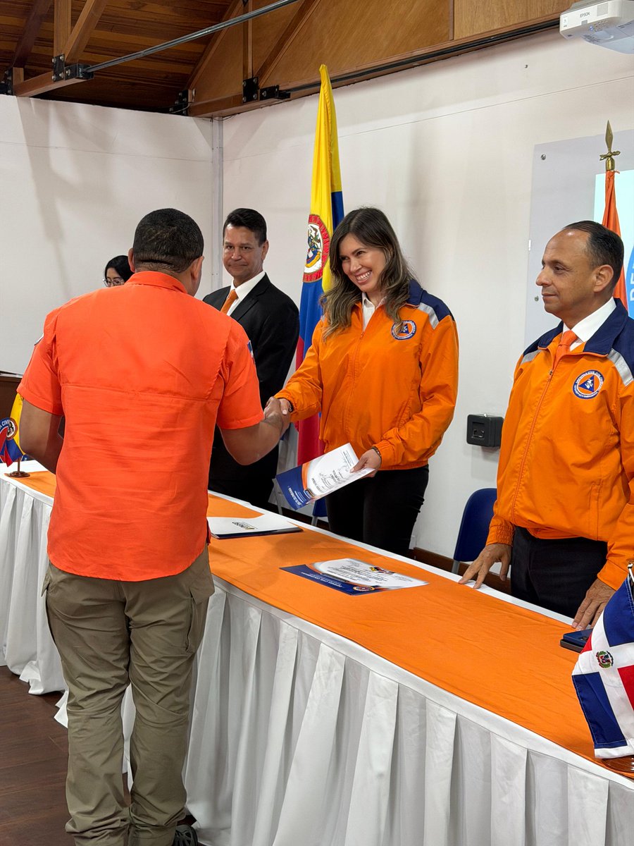 🇨🇴🤝🇩🇴 ¡Cooperación que salva vidas!

La Escuela Carlos Lleras Restrepo clausuró el Curso de Rescate Vertical liderado por la <a href="/DefensaCivilCo/">DefensaCivilColombia</a>.

Capacitamos a 16 miembros de la <a href="/DefensaCivilRD/">Defensa Civil RD 🇩🇴</a>  de la Regional Nordeste de República Dominicana.

#ComprometidosConColombia