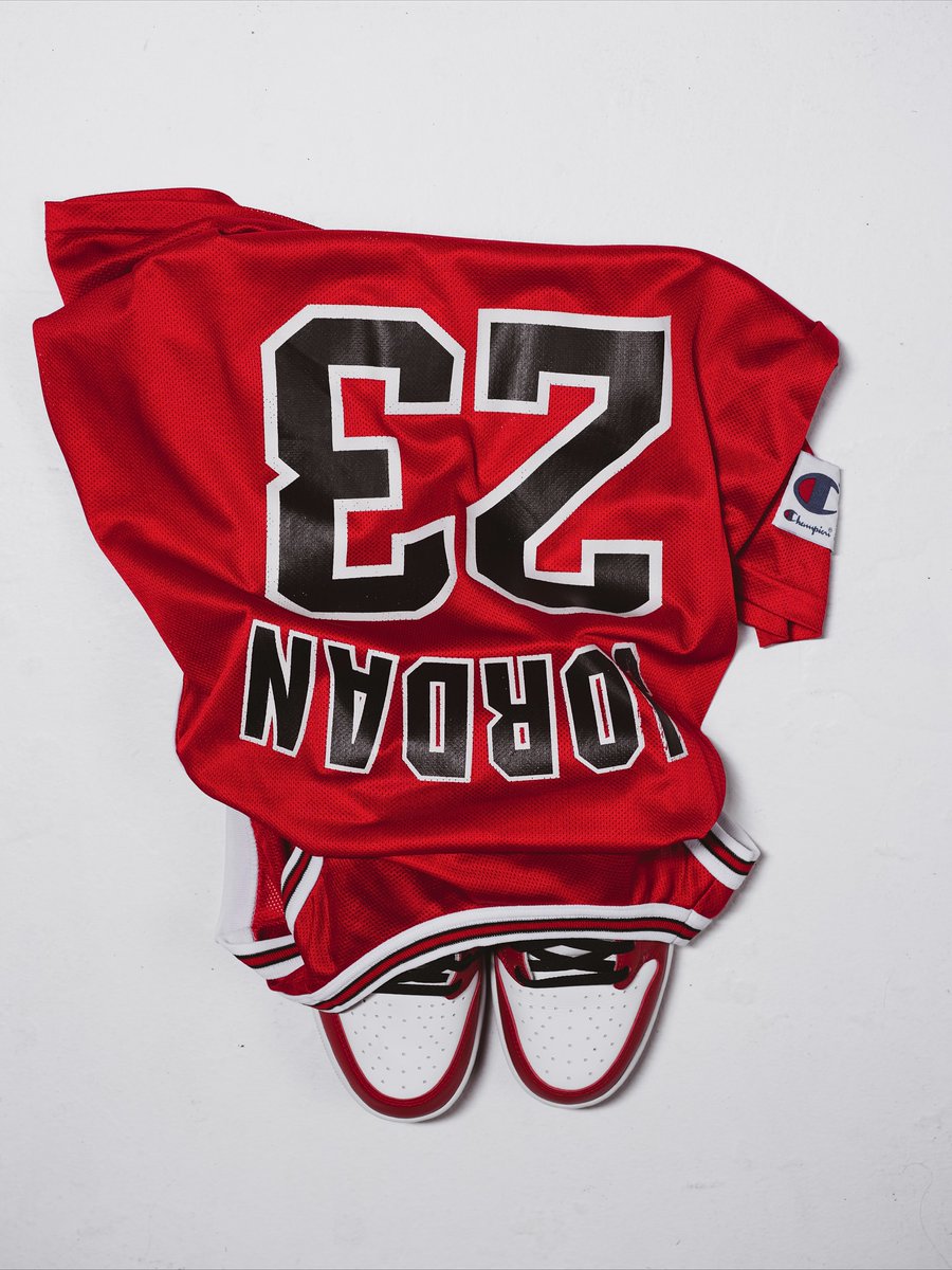 The Air Jordan 1 Retro Low - "Chicago" is now available on our online store - 
Men's ow.ly/sEzC50Xs3lE
Big Kid's ow.ly/cUln50Xs3lF