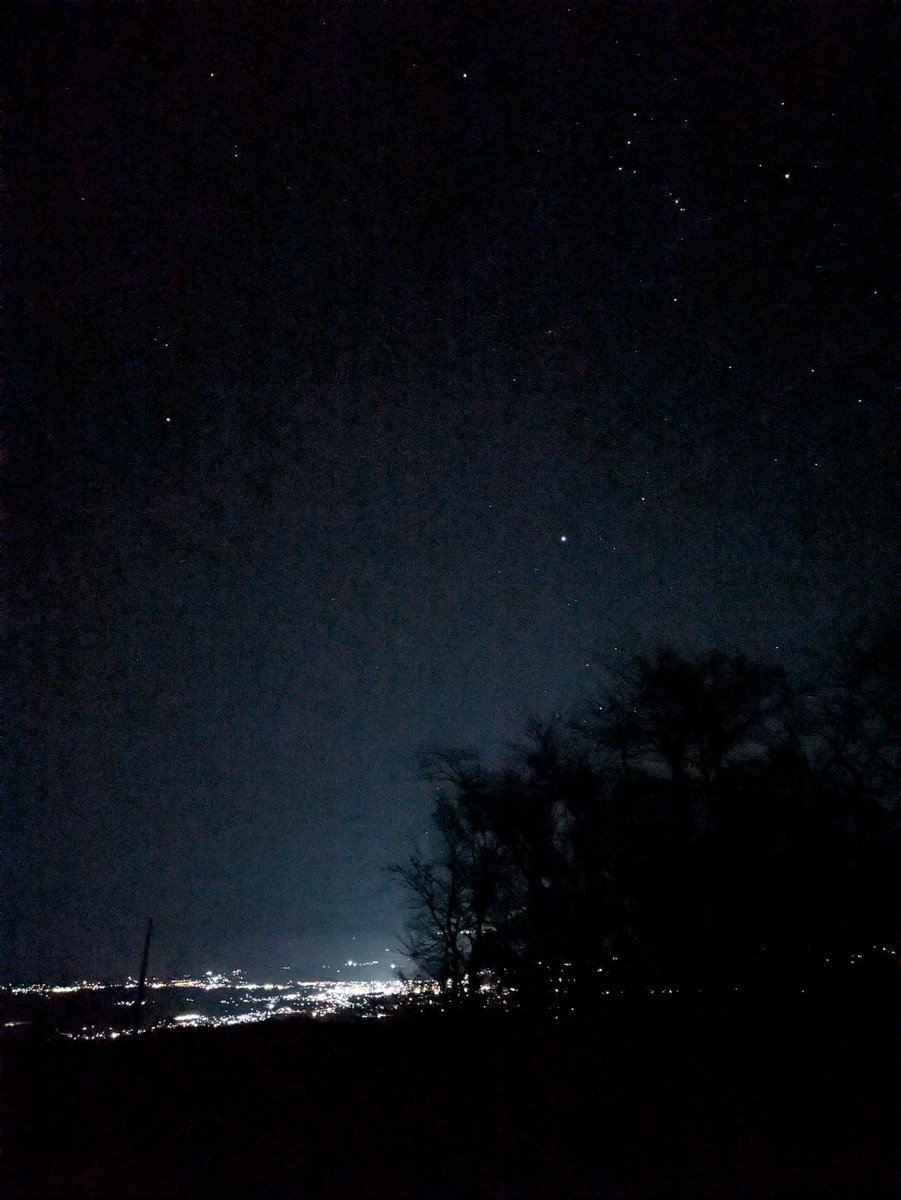 いわき市郊外の水石山公園に来ています。久しぶりの撮影です。
いわき市外が少し明るいですが、天頂から北の方向はとても暗いです。
この辺りのクマ情報は聞きませんが、要注意ですね。