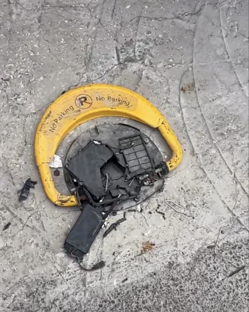 أقفال المواقف إنتشرت بشكل كبير أمام العمائر السكنية

واليوم بدأنا نشاهدها كخردة تشوه المنظر العام

لا أعتقد أنها حل جيد لتنظيم مواقف السيارات أمام العمائر

فهل هناك حلول أفضل يمكن الاستفادة منها؟!