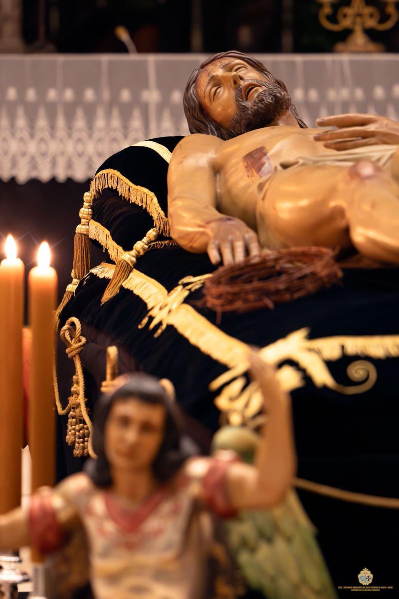 La Sagrada imagen de Cristo Yacente ya preside la nave central de la Parroquia de Santa Ana. 

A partir de las 16:00h y hasta las 18:30h tendrá lugar la Veneración. Posteriormente, rezo del Santo Rosario.

A su finalización, Santa Misa en memoria de todos nuestros difuntos