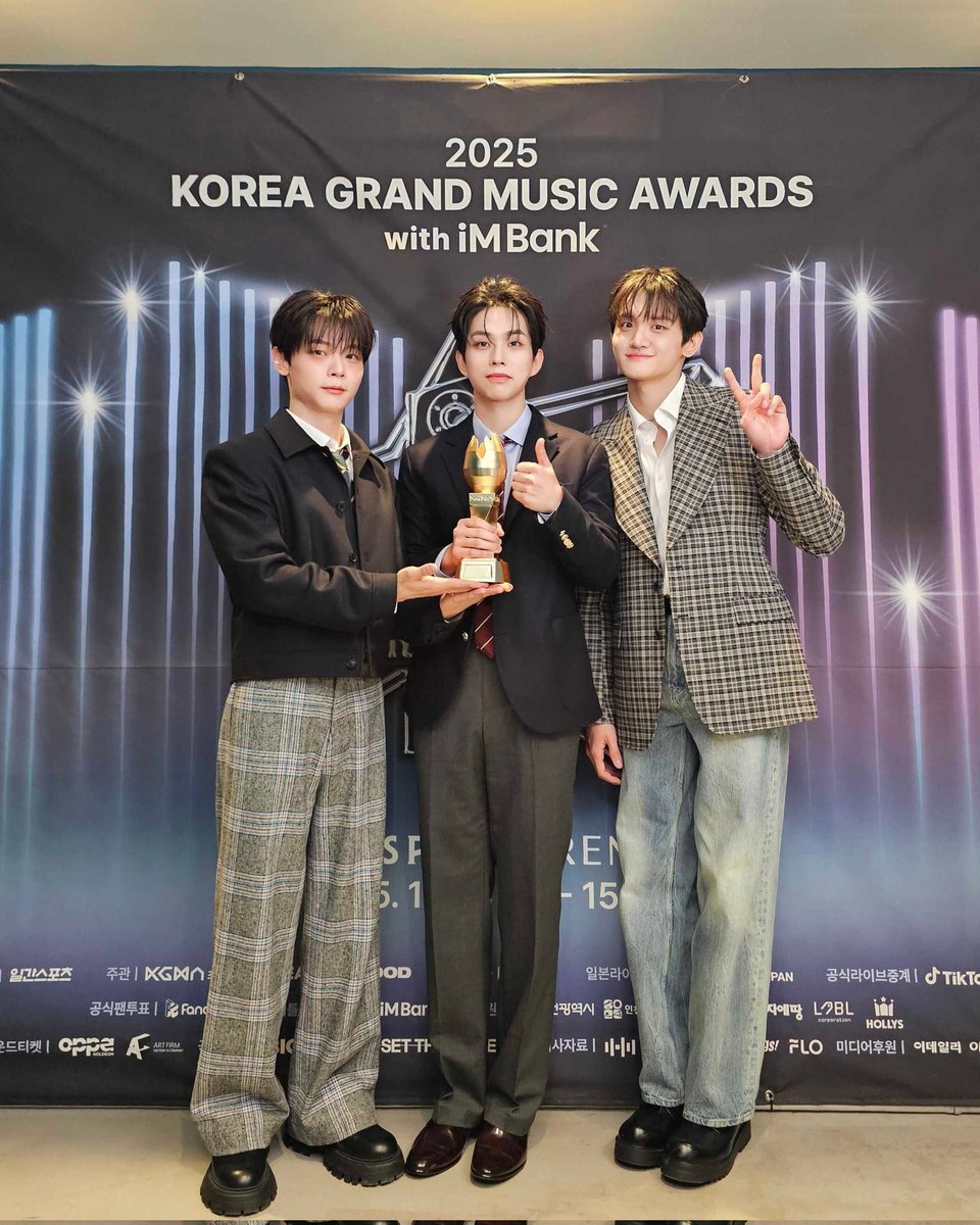 BANDLUCY_mystic's tweet image. [#LUCY] KGMA 2025 시상식 완료 ✔ 

왈왈이 덕분에
BEST BAND라는 멋진 상 수상할 수 있었습니다!
너무너무 고맙고
LUCY는 쉬지 않으니 내년에도 광일이랑 좋은 음악 함께해요💙

#루시 #신예찬 #최상엽 #조원상 #신광일