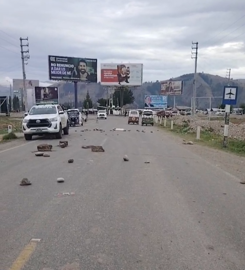 aldiaperucom's tweet image. #HECHOS: Tal parece que el remangado que colocó el #CongresoDeLosDelincuentes no podrá hacer su show en #Huancayo Junín. Ciudadanos no lo quieren y han bloqueado las carreteras para impedir su llegada.

#TAG: #GeneraciónZ pollo josé jerí