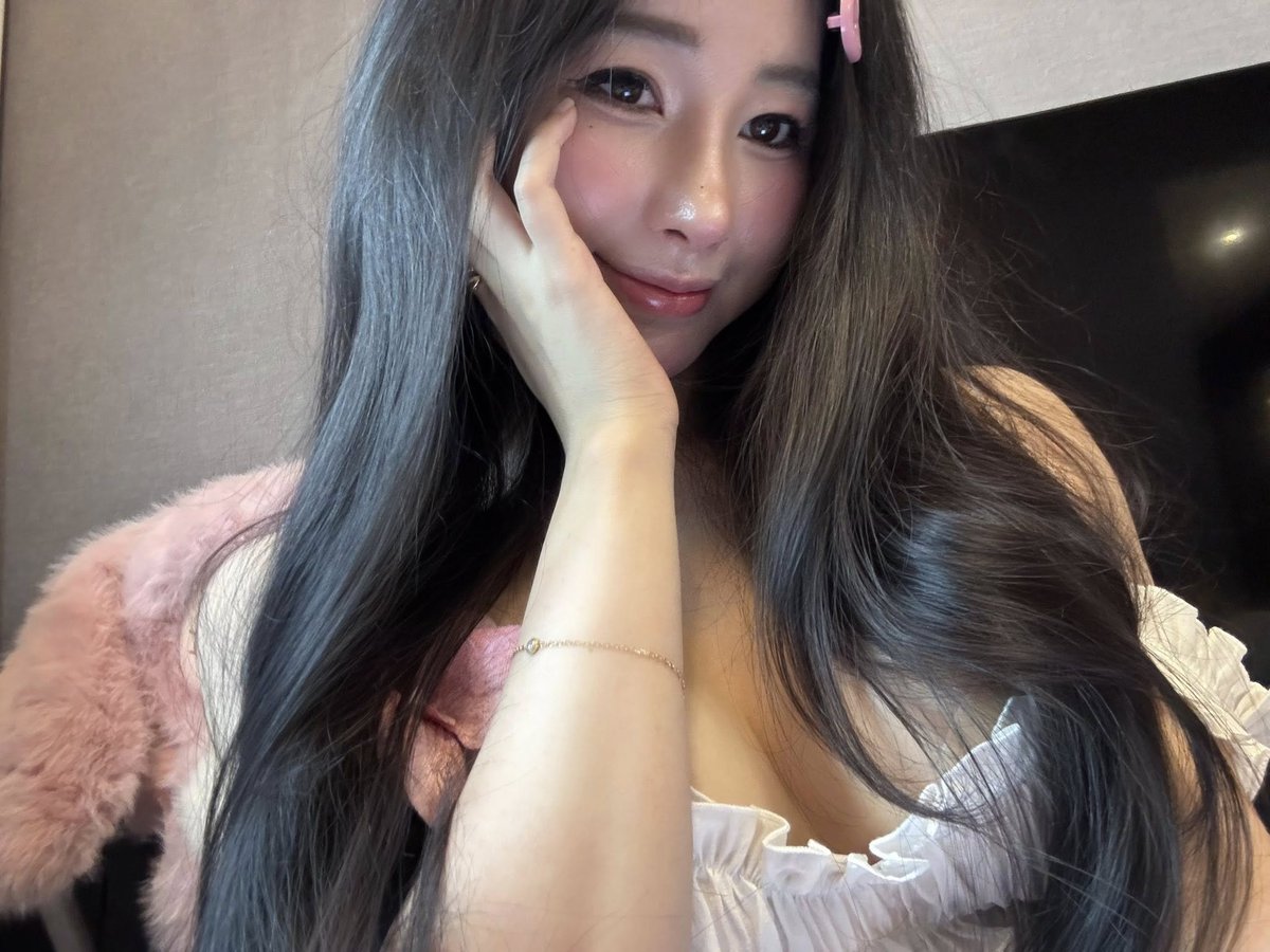 uyenniii2000's tweet photo. Mấy anh thấy em thế nào ạ https://t.co/5fcwbtpS5B