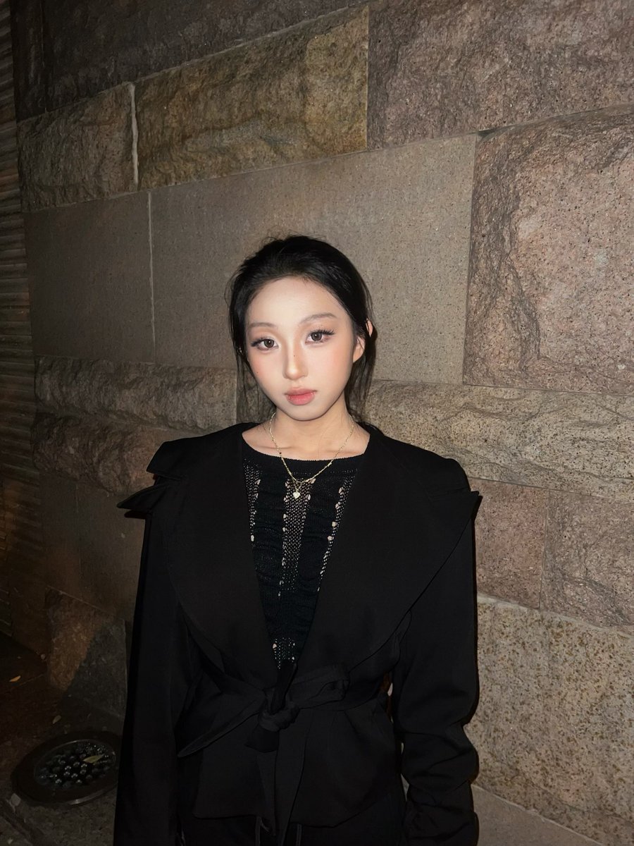 最近一直在把头发扎起来 突然发现这样显得脸小一圈 https://t.co/ahgjmFGYtL