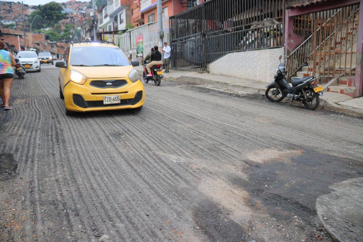 alejoeder's tweet image. Seguimos recuperando la movilidad en la zona de ladera. 

Estuve revisando las obras en la Calle 2A Oeste, un tramo que llevaba más de 10 años sin intervención y que es clave para llegar a sectores como Los Chorros y al hospital Mario Correa Rengifo.

Esta es una de las 10 vías…