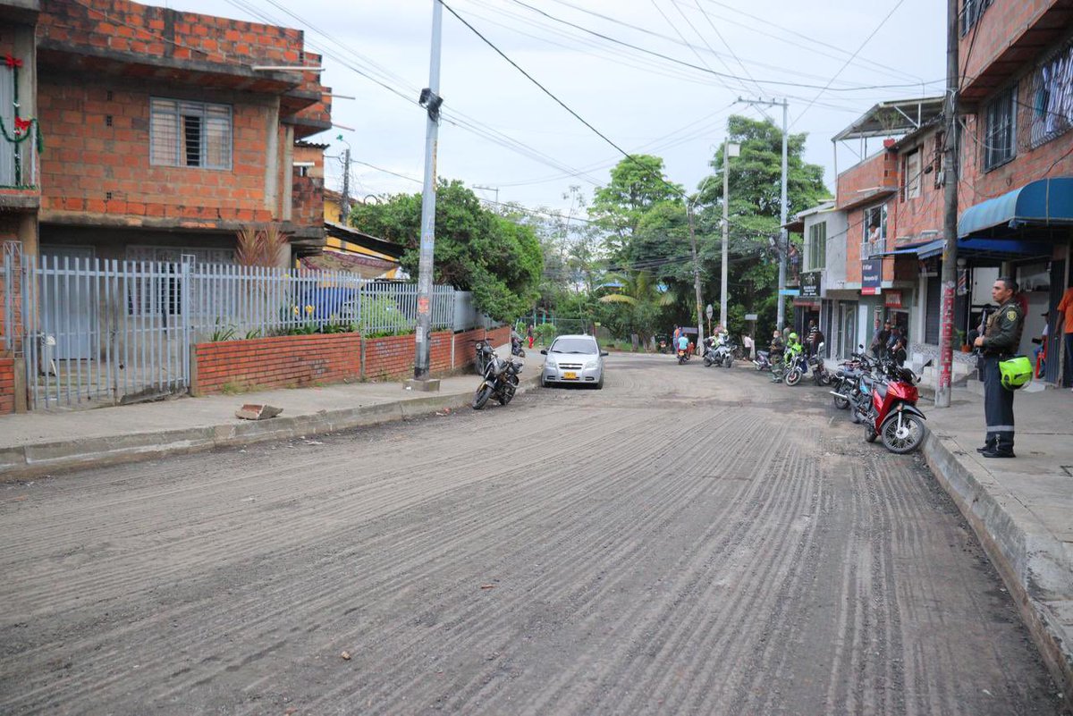 alejoeder's tweet image. Seguimos recuperando la movilidad en la zona de ladera. 

Estuve revisando las obras en la Calle 2A Oeste, un tramo que llevaba más de 10 años sin intervención y que es clave para llegar a sectores como Los Chorros y al hospital Mario Correa Rengifo.

Esta es una de las 10 vías…