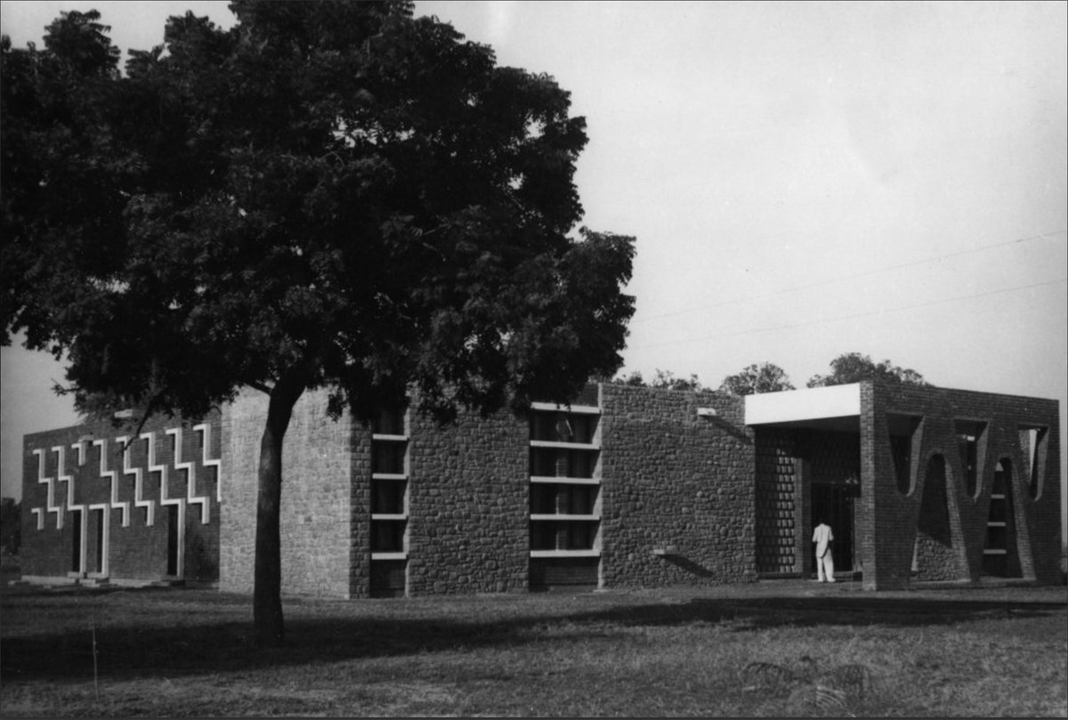 Kuukuwa_'s tweet image. This was labelled &quot;unidentified school in Ghana&quot;.
Has anyway seen it before? Where is it?