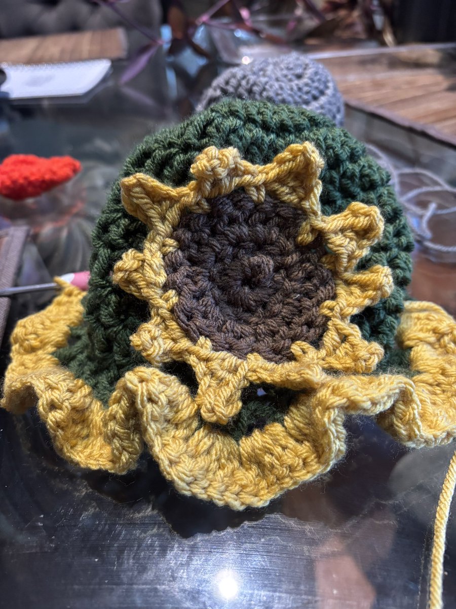 Kiddo hat, think I need a smaller flower 🤭