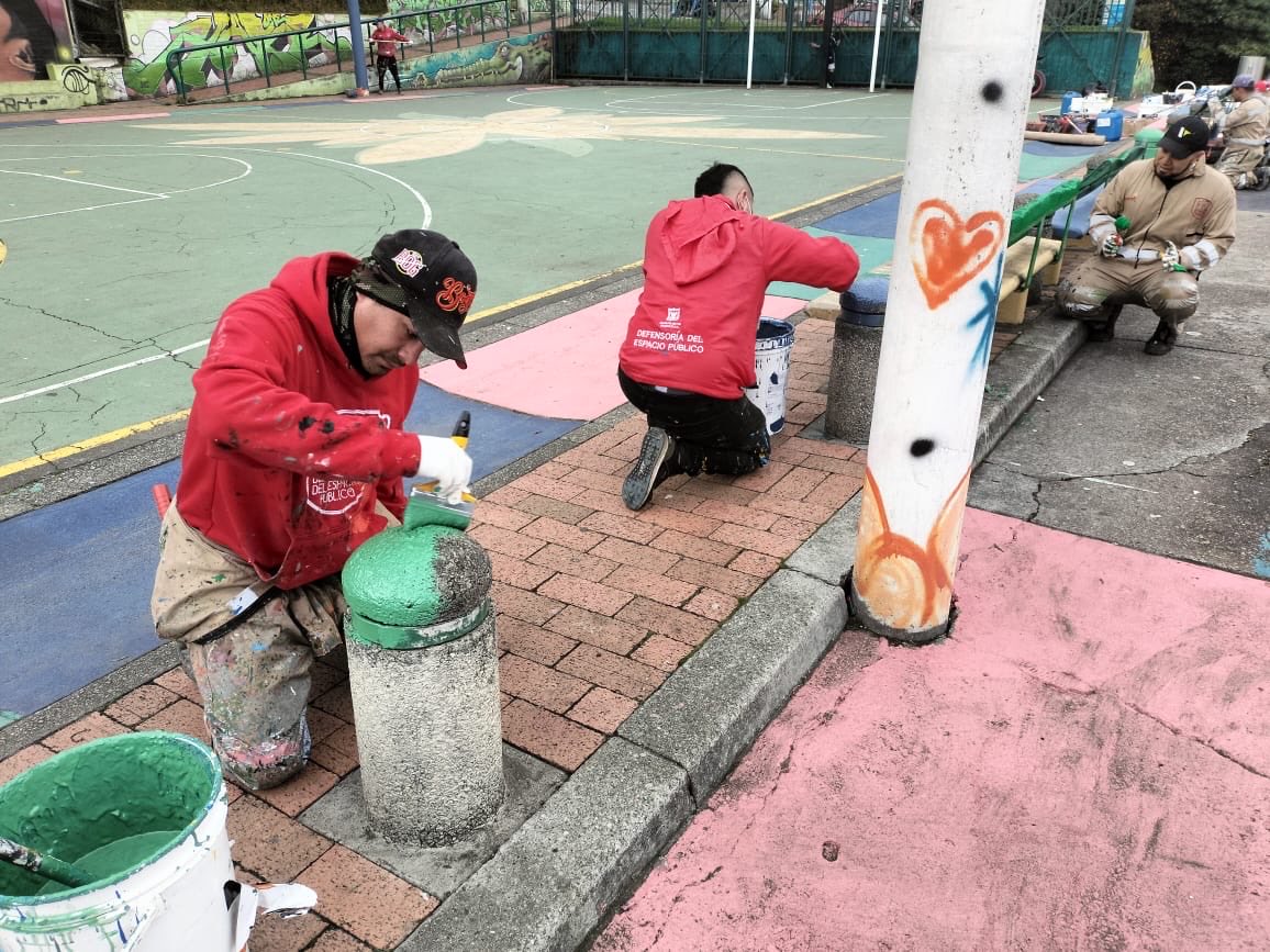 MiEspacioesBog's tweet image. #TransformACCIÓN 
📍Pardo Rubio, Chapinero 

En nuestro segundo día de intervención continua la revitalización del parque del sector con un diseño de urbanismo táctico 🖌️🎨 que llenará de color sus instalaciones y mobiliario. Seguimos ideando y creando #MásYMejorEspacioPúblico
