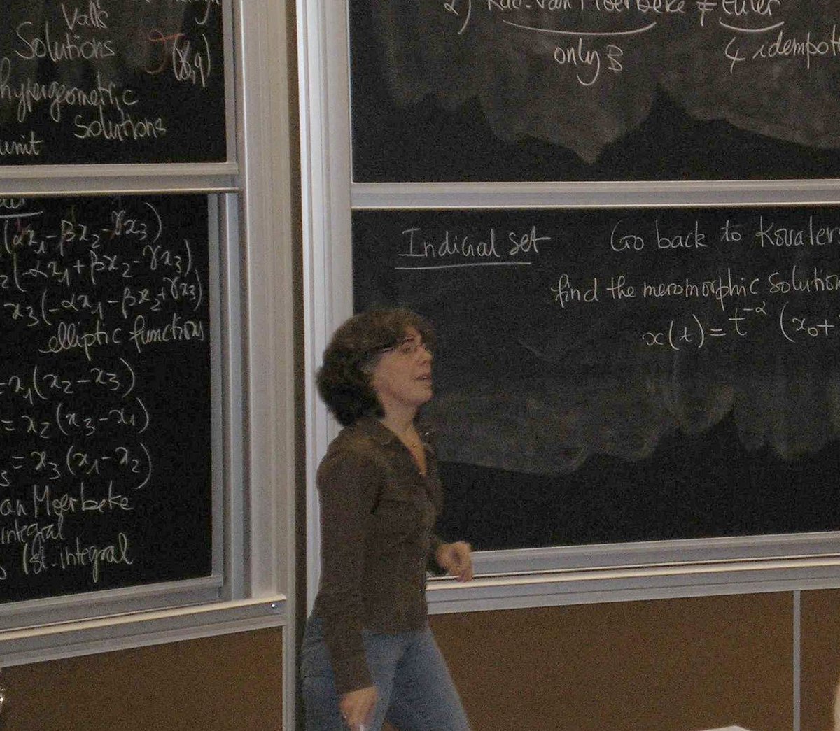 evamirandag's tweet image. Je viens d’apprendre le décès de Michèle Audin. La nouvelle me bouleverse profondément.
Mathématicienne brillante et écrivaine engagée, elle va terriblement manquer.
Voici une photo de Michèle en action au CIRM, ainsi qu’une photo de groupe où nous sommes côte à côte en 2006.