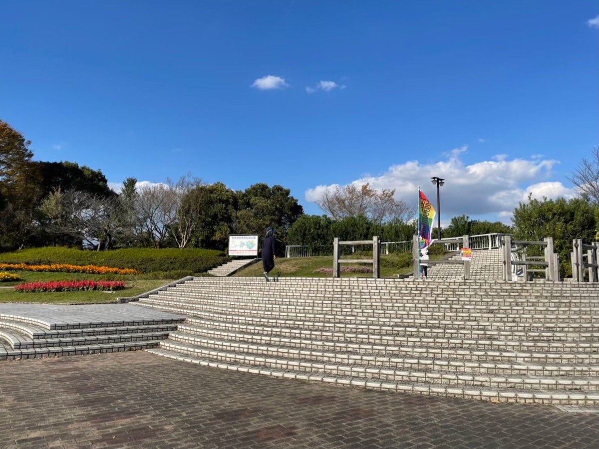 nara_rainbow's tweet photo. 馬見丘陵公園の北側駐車場からは
こちらの階段を登って大型テントまで
お越しくださいね！ https://t.co/lSB9sEfxK4
