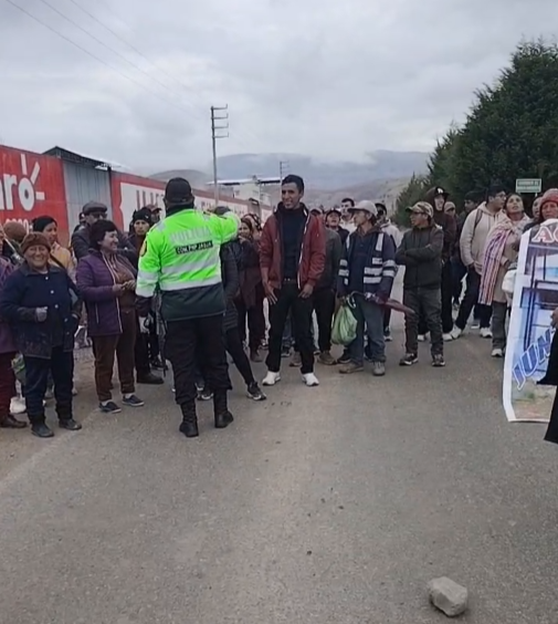 aldiaperucom's tweet image. #HECHOS: Tal parece que el remangado que colocó el #CongresoDeLosDelincuentes no podrá hacer su show en #Huancayo Junín. Ciudadanos no lo quieren y han bloqueado las carreteras para impedir su llegada.

#TAG: #GeneraciónZ pollo josé jerí