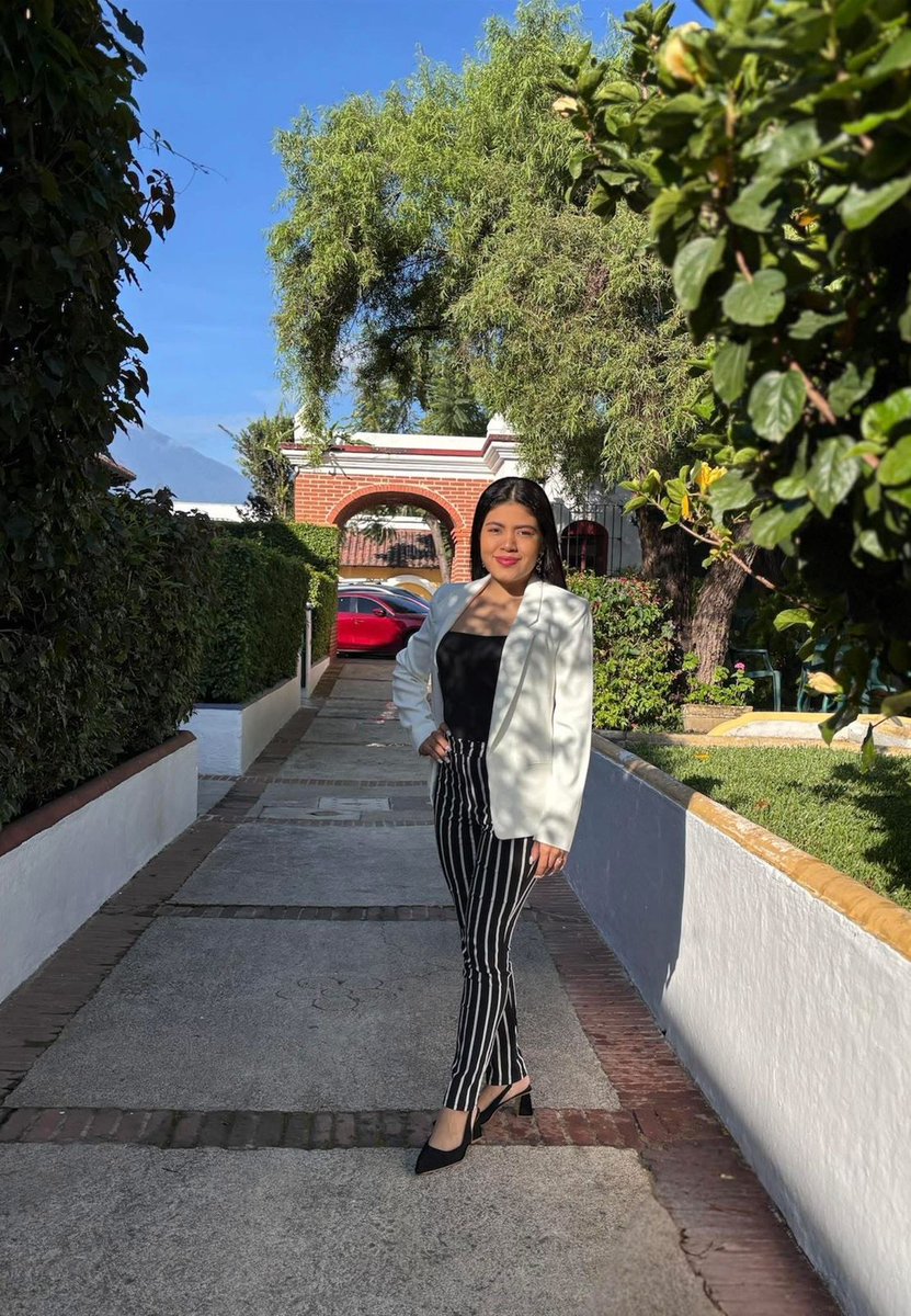 Ser periodista, es aprender a mirar más allá de la ventana, del ruido y del silencio. Es avanzar incluso cuando el camino se vuelve estrecho, cuando el poder intenta nublar el horizonte o cuando el país duele más de lo que quisiéramos admitir. 📌 

📸: Jennifer Ortiz