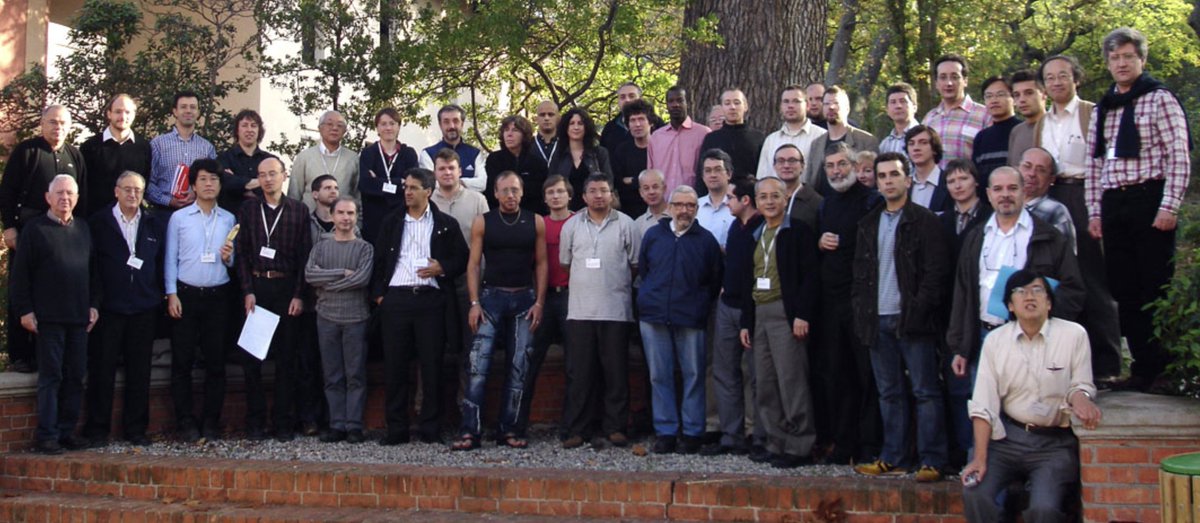 evamirandag's tweet image. Je viens d’apprendre le décès de Michèle Audin. La nouvelle me bouleverse profondément.
Mathématicienne brillante et écrivaine engagée, elle va terriblement manquer.
Voici une photo de Michèle en action au CIRM, ainsi qu’une photo de groupe où nous sommes côte à côte en 2006.