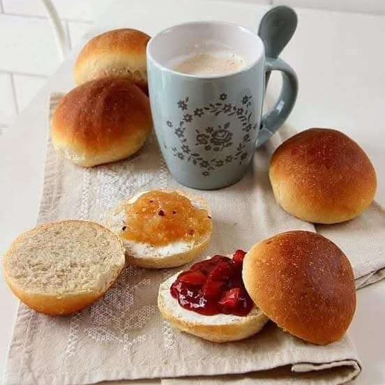 #Gourmandise Il est l'heure de la collation.
Café au lait et brioches à la confiture 😋
Vous prenez abricot ou fraise ❓🍓🍞🥛
Bon appétit les gourmand(e)s 😉