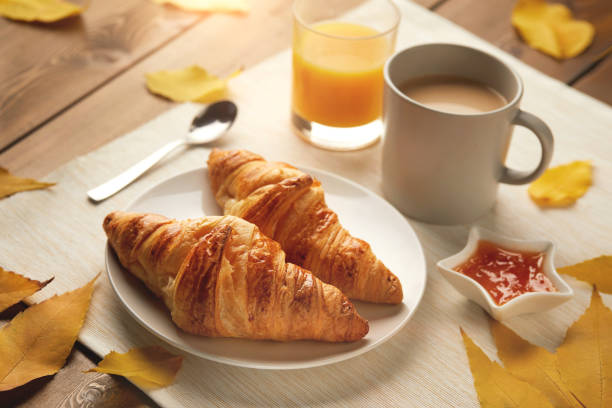 #Bonjour Nous vous souhaitons un excellent petit-déjeuner ainsi qu'un agréable dimanche d'automne. ☕️🥐🍂
