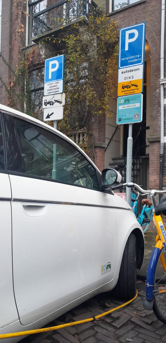 Herkenbaar! Ons logo op de nieuwe auto's.