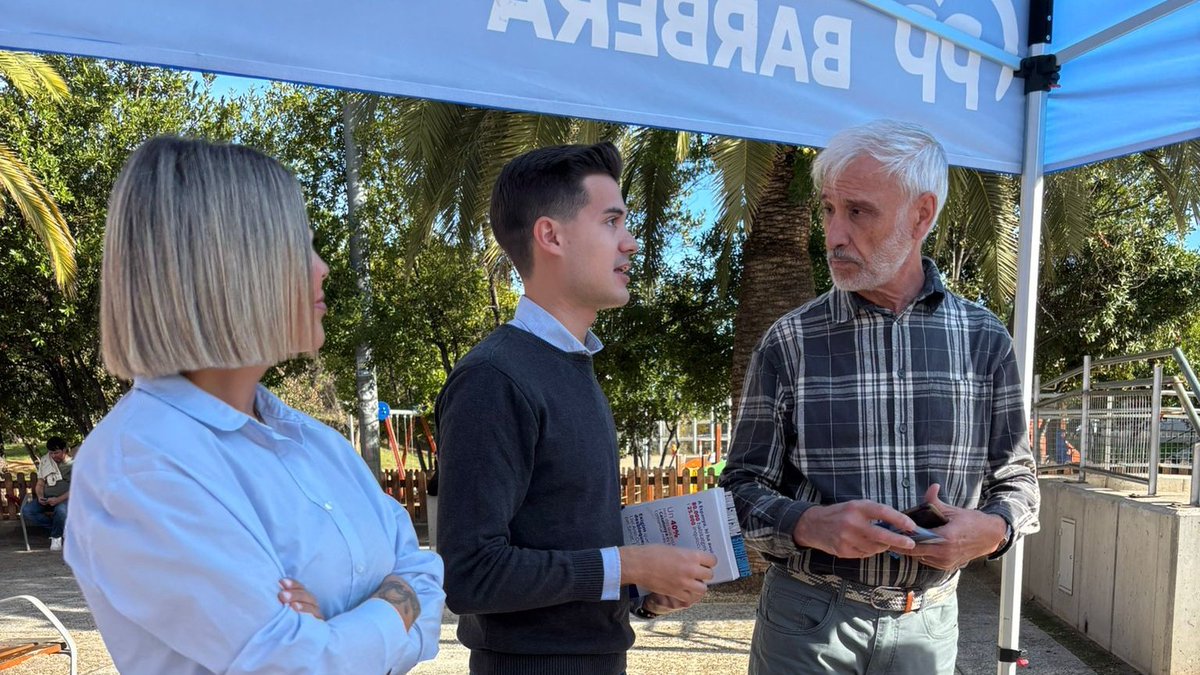 Hoy en La Románica: escuchando, tomando nota y explicando nuestro proyecto para mejorar el día a día del barrio. Compromiso real con nuestros vecinos. 💙
#PPBarberà #CarpaInformativa #LaRománica