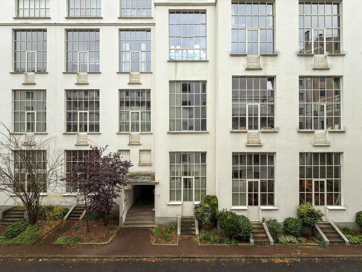 Die Ateliers in der Cité montmartre aux artistes sind vielfach doppelstöckig ausgeführt. Deckenhöhe von über 5m und nach Norden ausgerichtet. #paris #paris18 #kunst #architecture