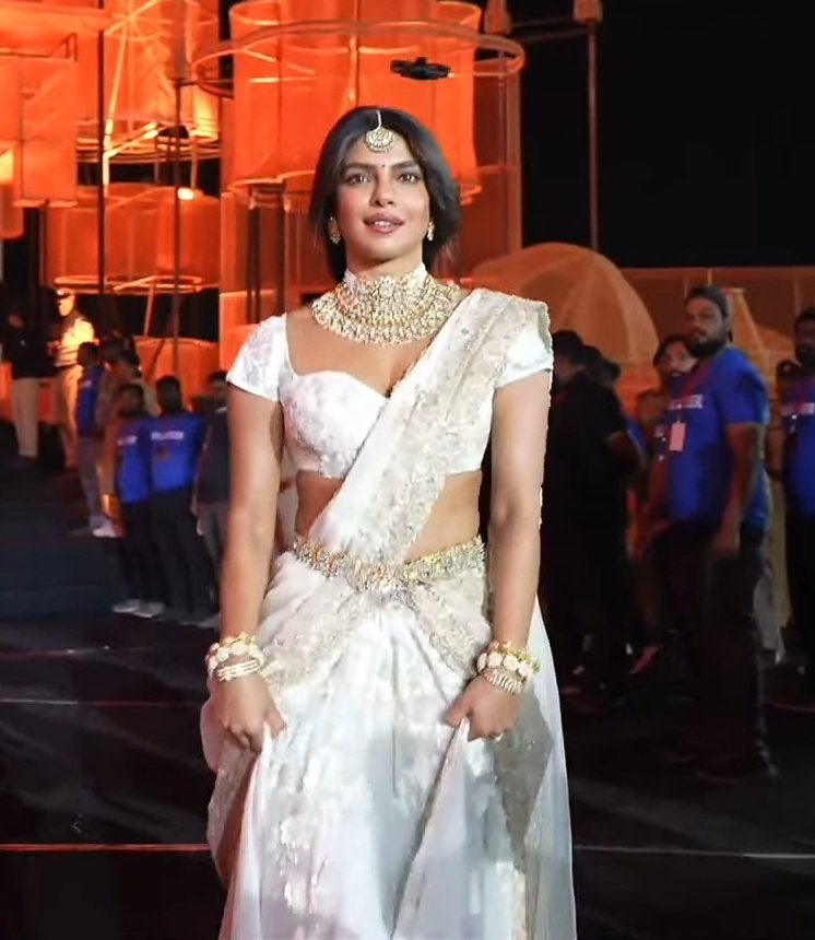 yogeshpariharji's tweet photo. This is the Best #PriyankaChopra has looked in years ❤️ 
So Graceful, so Elegant.
#GlobeTrotter #Varanasi https://t.co/UAFYrDSuc6 https://t.co/7FhUNOjiuA