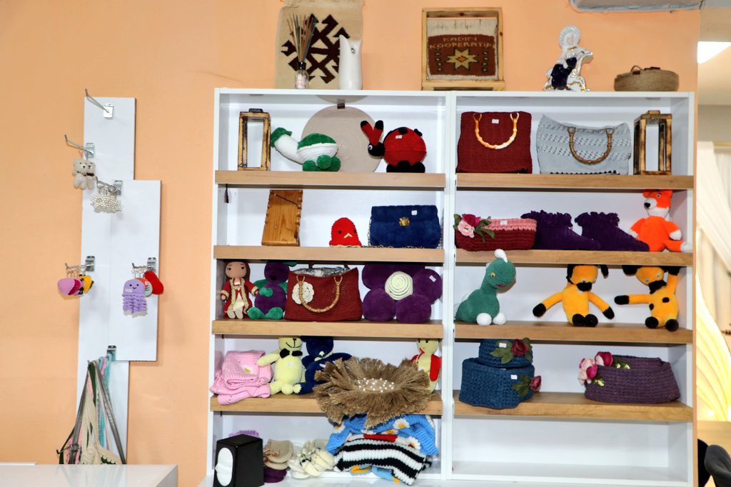 📍#GaziKars #Selim

Valimiz Ziya Polat, Selim ilçemizde faaliyet göstermekte olan 'Selim Kadın Girişimi Üretim ve İşletme Kooperatifi'ni ziyaret ederek, Kooperatifin faaliyetleri ile alınteri, el emeği ve göznuruyla üretilen ürünler ile ilgili bilgi aldı, çalışmalarında başarılar