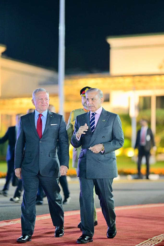 Prime Minister Muhammad Shehbaz Sharif welcomes the King of Jordan His Majesty Abdullah II ibn al Hussein at Prime Minister's House in Islamabad on 15 November 2025.