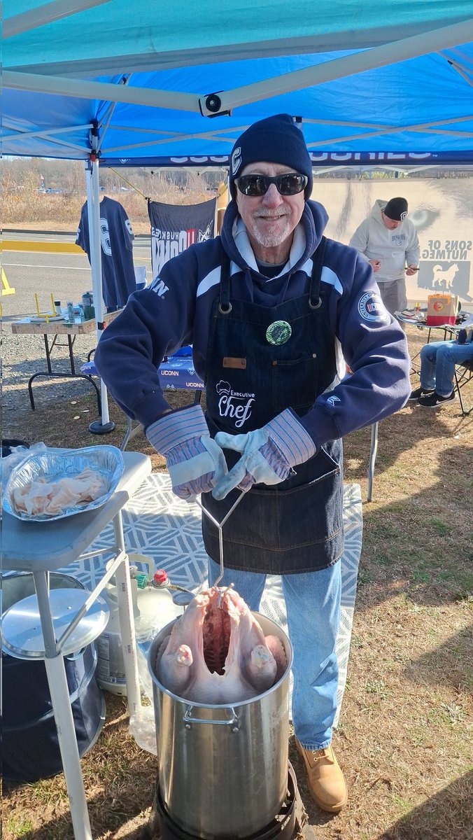 MarcjzHARTFORD's tweet image. Happy Thanksgiving from the @SonsOfNutmeg ! Let&apos;s go Huskies!! @UConnHuskies @UConnFootball #BlockC #UConnRoadWarrior @KSOB9188 @mkabs320 🏈🏈🏈