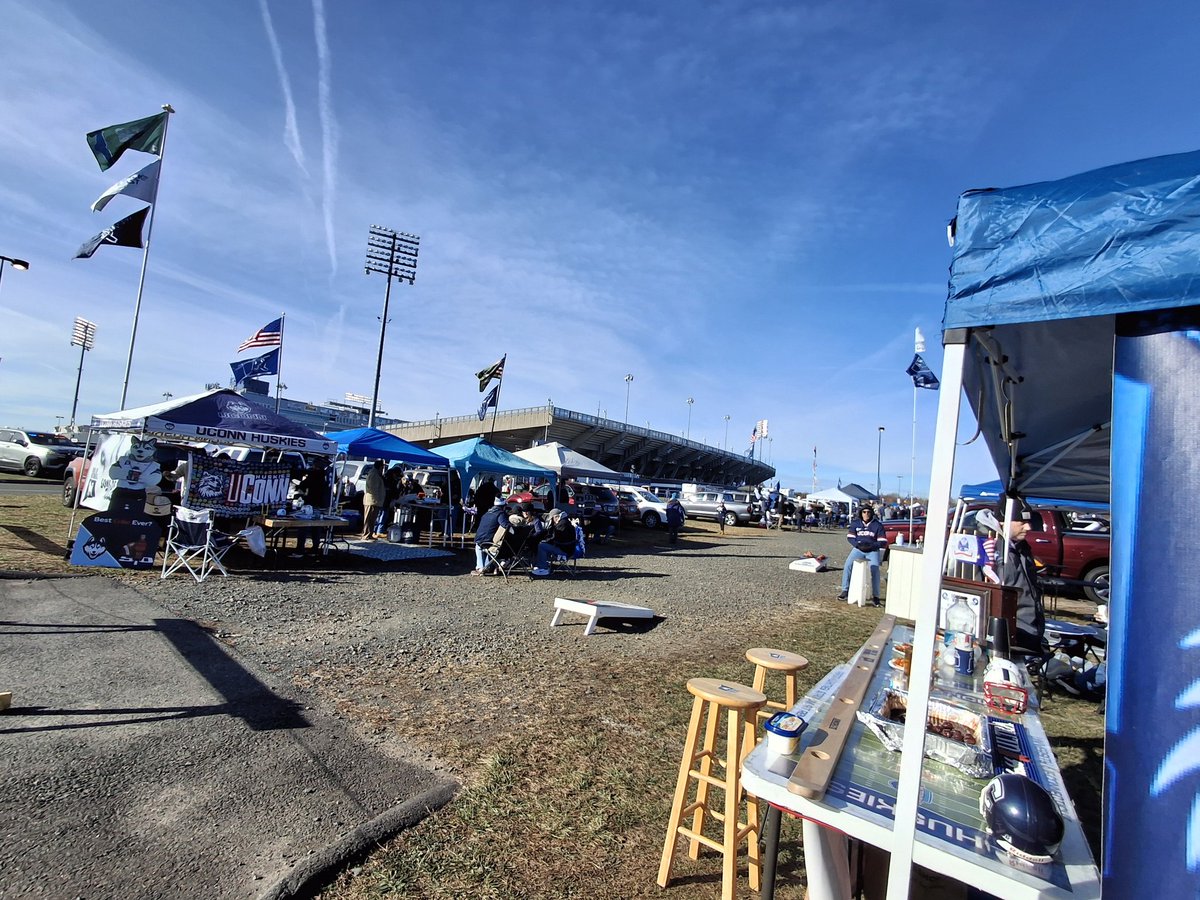 MarcjzHARTFORD's tweet image. Happy Thanksgiving from the @SonsOfNutmeg ! Let&apos;s go Huskies!! @UConnHuskies @UConnFootball #BlockC #UConnRoadWarrior @KSOB9188 @mkabs320 🏈🏈🏈