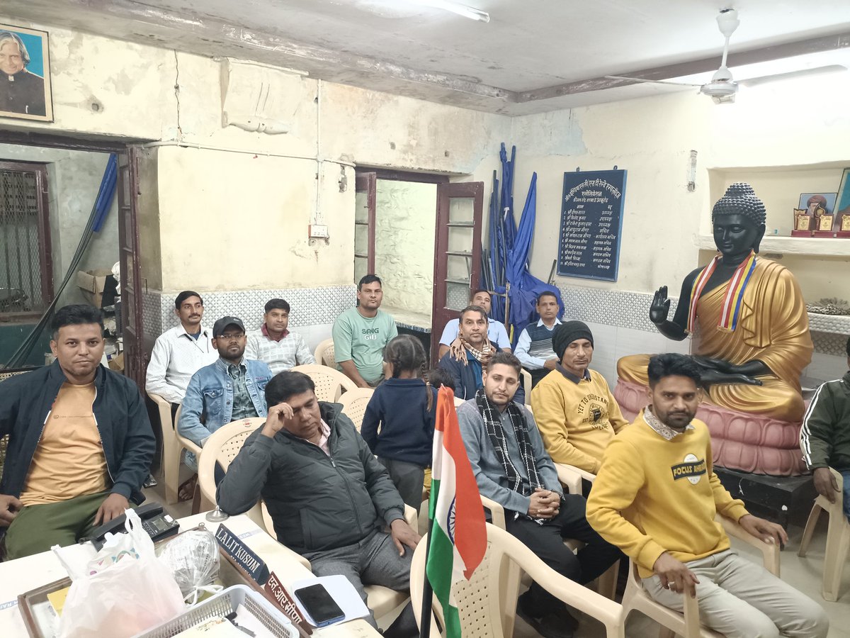 आज आदिवासी जननायक #बिरसा_मुंडा जी की 150वीं जयंती पर एसटी/एससी एसोशिएशन द्वारा आबूरोड़ में आयोजित कार्यक्रम में सम्मिलित होकर बिरसा मुंडा जी के संघर्ष व प्रेरणादायक जीवन को याद करते हुए उपस्थित सभी साथियों संग उन्हें नमन किया।