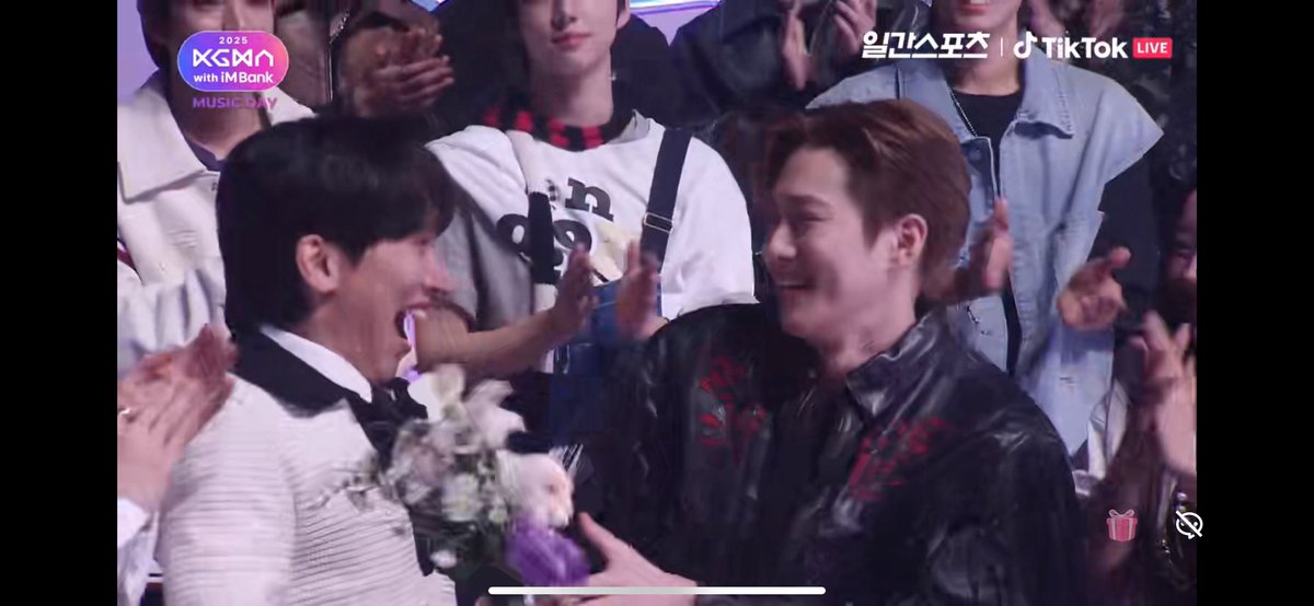 Верните там старшие поколения на премиях
Ну смотрите какие они живые, полные эмоций
🥹🥹
А еще Доен! 
Прям смотреть было приятно на ее открытость 😍