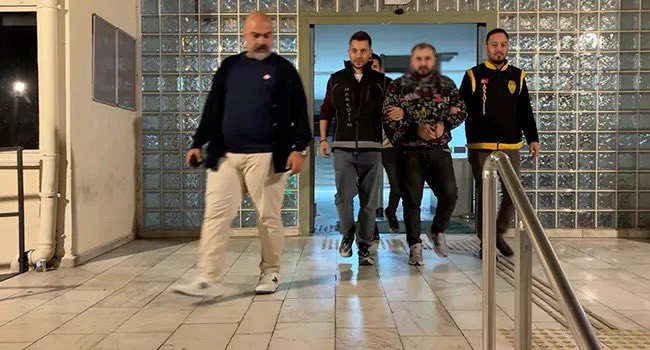 onedio's tweet image. Aydın'da 33 yıl hapis cezasıyla aranan firari şahıs, evinde arama yapan polislerin kendi aralarındaki muhabbetine saklandığı yerden kahkaha atınca yakalandı.