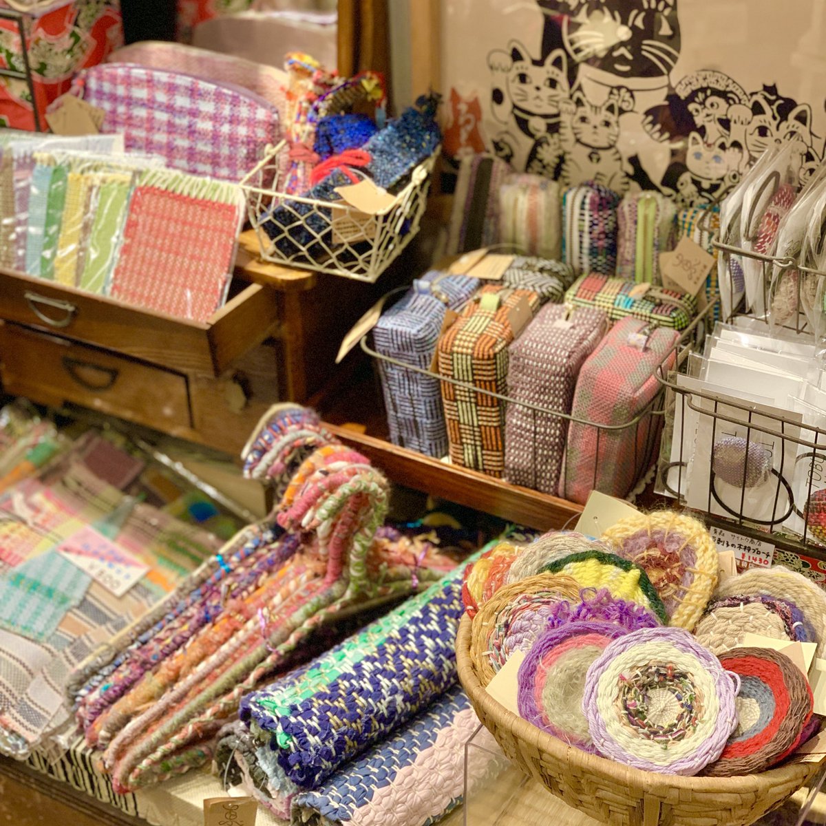 毎年恒例の東部のマフラー展が始まりました。

２０名の作り手たちの「手」から生み出されるあたたかな織物をおたのしみください。

第13回　東部の手と手織り
〜 冬支度、はじめました 〜
━━━━━━━━━━━━━
２０２５
１１／１５（土）〜３０（日）
＊月・火休み

雑司が谷・旅猫雑貨店にて