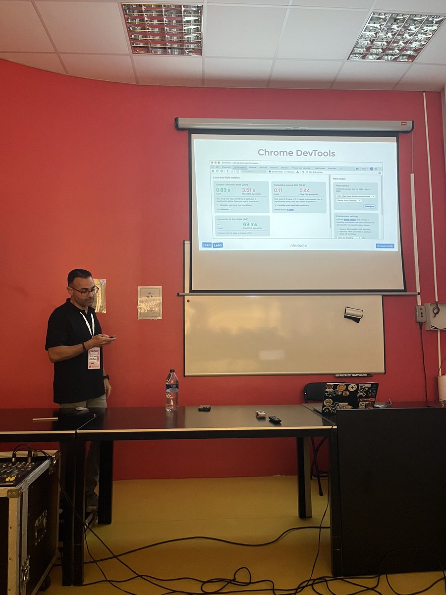 Laura_Morillo's tweet image. Viendo a @nucliweb hacer su magia con las Chrome DevTools en  #GironaDevFest2025 #GDGGirona @GDGGirona