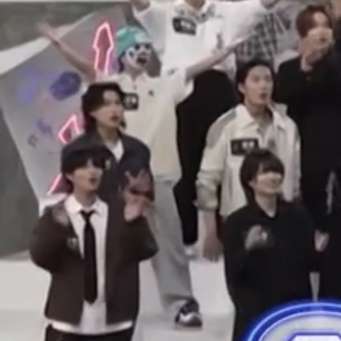 4️⃣ tweet media
