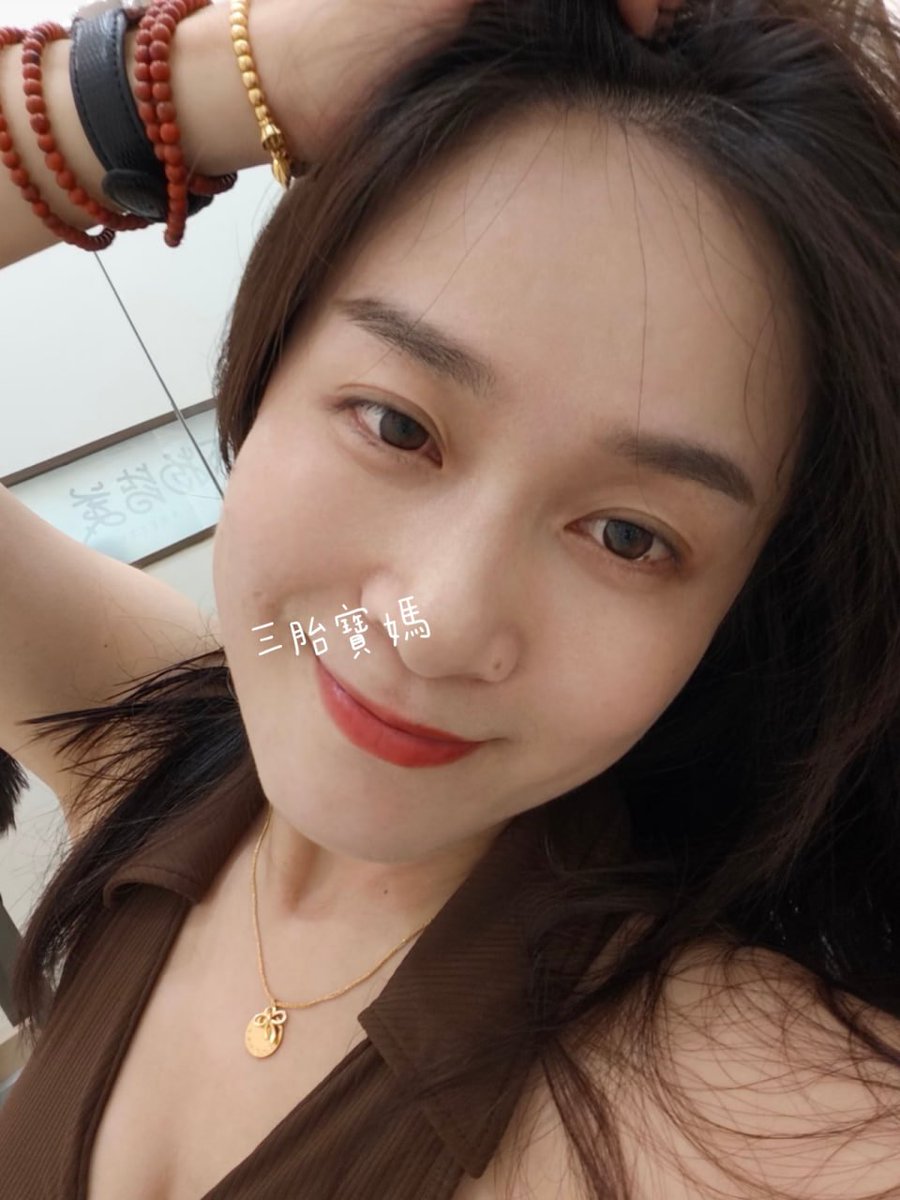 大家好！我是三個小寶貝的媽媽
決定生第三個寶寶時
我知道這將是一段充满挑戰的旅程
但我也期待著更多歡笑
如今看著他們彼此陪伴 愛是可以無限倍增的
做為三胎媽，這期間我辛苦了無數個夜晚
有時候也會感覺到疲憊
你們可以給我一個【加油】嗎
真的很感恩
#三胎寶媽   #月亮