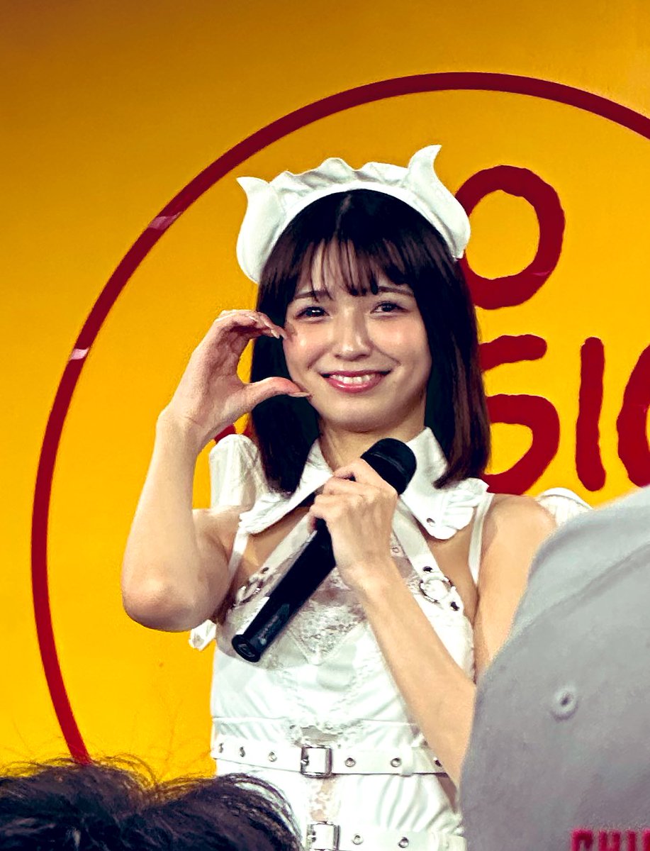 b8pour's tweet photo. @kuramotosumire さま
今日は初めてお会いできてうれしかったです！歌のなかでの笑顔もとても可愛らしくて、楽しいひとときでした。この活動もぜひ続けていってほしいです✨

チェキのときにすごくいい匂いがしました……🎃

#fleuЯR #倉本すみれ https://t.co/VwLVoa3IYN