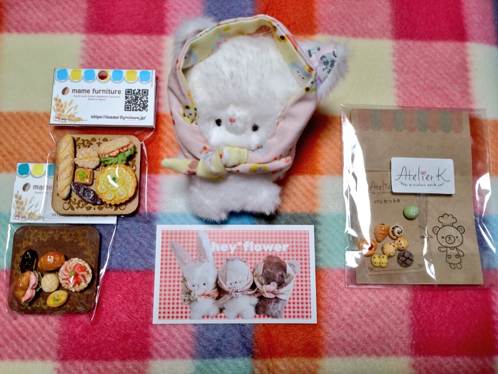r__i__k__o's tweet photo. 本日のデザフェスで他にもいーっぱい買ったけど、戦利品はまたアップするとして、取り急ぎ明日デザフェス行く方にぜひ覗いて欲しいお店🩷

左　：@mamefurnitさん
真中：@hey__flowerさん
右　：@AtelierK14さん https://t.co/Oca6grkRp5