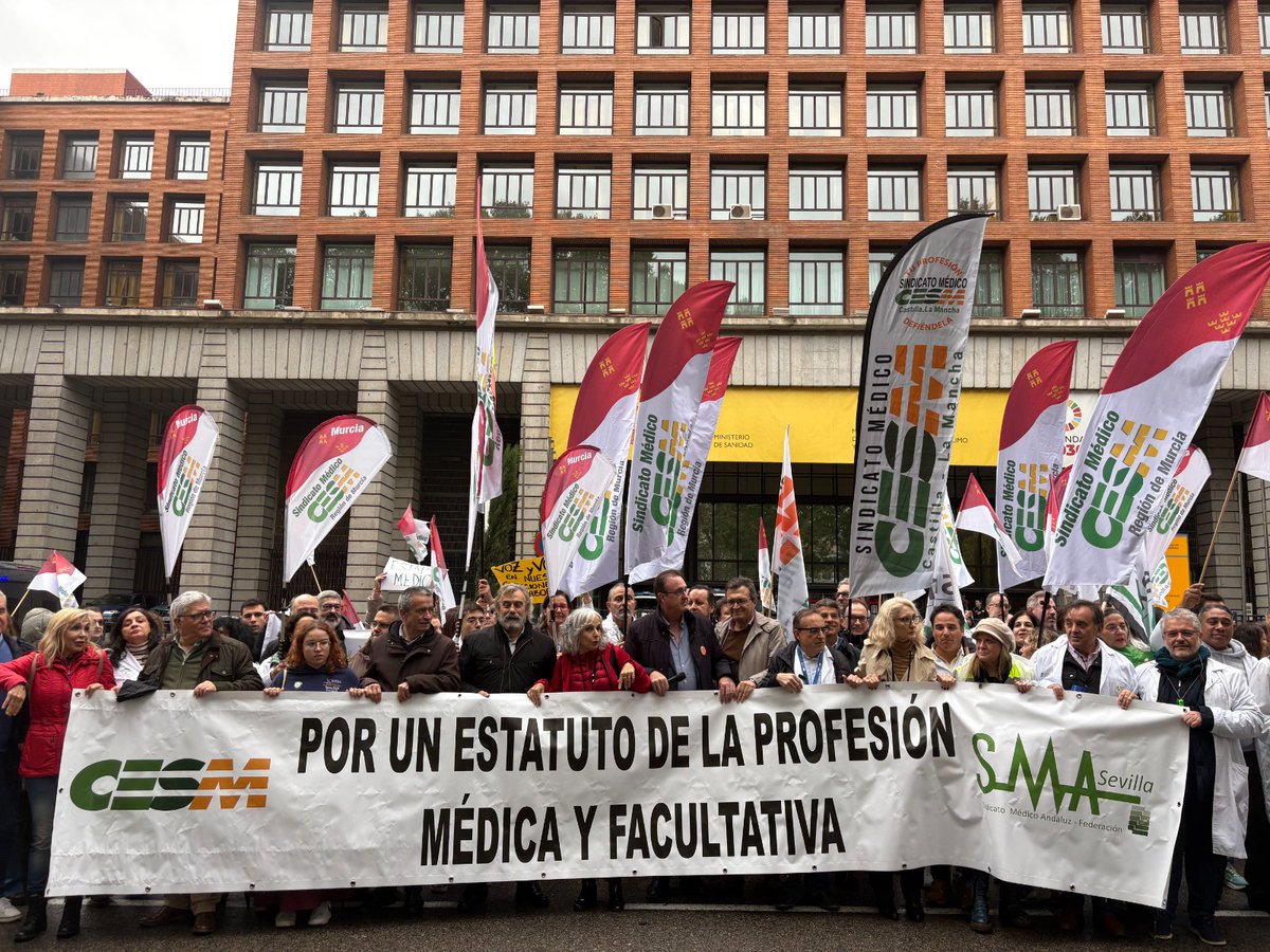 cesmmur's tweet image. Los #médicos calentamos motores para la #HuelgaMédica los días 9, 10, 11 y 12 de #diciembre con una manifestación que ha reunido a más de 200 profesionales de la #RegiónDeMurcia en #Madrid, cerca de 3000 en total, para decir #NoAlBorradorEstatutoMarco❌
⬇️
medicosdemurcia.com/noticia.asp?id…