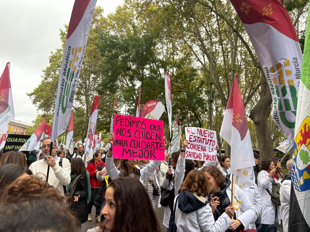 cesmmur's tweet image. Los #médicos calentamos motores para la #HuelgaMédica los días 9, 10, 11 y 12 de #diciembre con una manifestación que ha reunido a más de 200 profesionales de la #RegiónDeMurcia en #Madrid, cerca de 3000 en total, para decir #NoAlBorradorEstatutoMarco❌
⬇️
medicosdemurcia.com/noticia.asp?id…