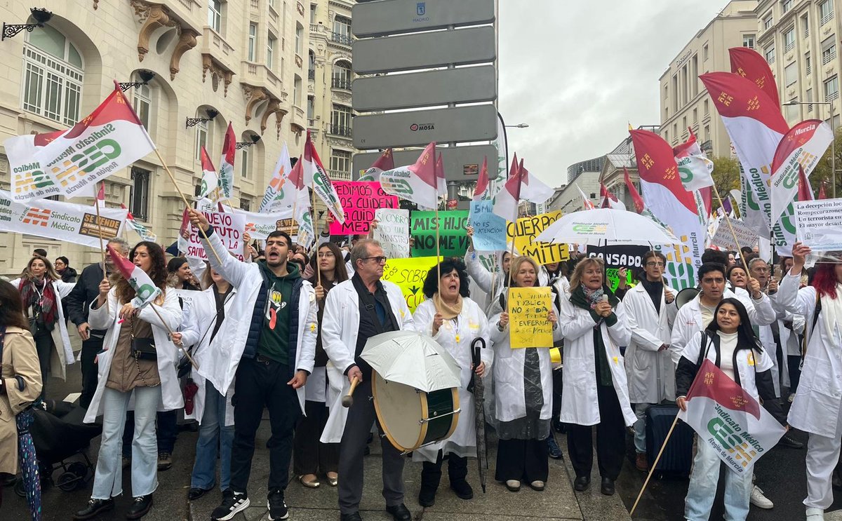 cesmmur's tweet image. Los #médicos calentamos motores para la #HuelgaMédica los días 9, 10, 11 y 12 de #diciembre con una manifestación que ha reunido a más de 200 profesionales de la #RegiónDeMurcia en #Madrid, cerca de 3000 en total, para decir #NoAlBorradorEstatutoMarco❌
⬇️
medicosdemurcia.com/noticia.asp?id…
