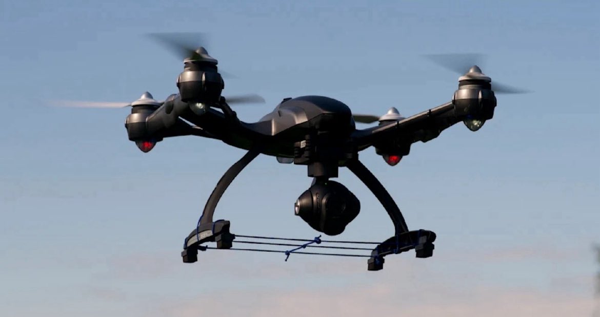 StevenArra's tweet photo. Er bereiken mij geruchten dat er gisterenavond in de buurt van Zaventem twee mannen met een balaclava zijn opgepakt terwijl ze een drone wilden oplaten. Ze bleken allebei een perskaart bij zich te hebben.
Een bijzonder verhaal, zeker gezien de recente spanningen rond drones. Dit zou toch spectaculair nieuws moeten zijn? Waarom horen we hier niets over in de media? En waarom blijven politici – die normaal bij élk drone-incident direct aan de alarmbel trekken – nu muisstil?
Benieuwd wat de komende uren en dagen brengen… 😇