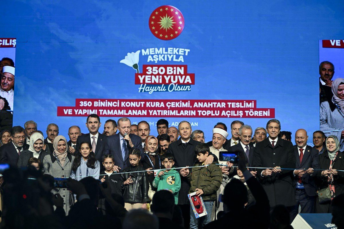 mustafademir's tweet photo. 6 Şubat’ta yaşadığımız asrın felaketinin ardından, milletimizin yaralarını sarmak, şehirlerimizi yeniden ayağa kaldırmak için Cumhurbaşkanımız Sayın Recep Tayyip Erdoğan’ın öncülüğünde tarihî bir seferberlik başlattık.

Bugün, başlanan konutların 350.000’incisini teslim ediyoruz.

11 ilde, 174 ayrı alanda,
3.481 şantiyede,
200 bini aşkın mimar, mühendis ve iş arkadaşımızla yıl sonu hedefimiz: 453.000 YUVA…

Saatte 23, günde 550 konut üreten irade, kararlılık ve seferberlik hamlesi; Cumhurbaşkanımızın dirayeti, milletimizin dayanışması ve AK Parti’nin memleket aşkıyla ortaya konmuş büyük bir mücadeledir.

#MemleketAşkıyla