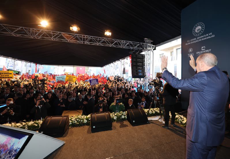mustafademir's tweet photo. 6 Şubat’ta yaşadığımız asrın felaketinin ardından, milletimizin yaralarını sarmak, şehirlerimizi yeniden ayağa kaldırmak için Cumhurbaşkanımız Sayın Recep Tayyip Erdoğan’ın öncülüğünde tarihî bir seferberlik başlattık.

Bugün, başlanan konutların 350.000’incisini teslim ediyoruz.

11 ilde, 174 ayrı alanda,
3.481 şantiyede,
200 bini aşkın mimar, mühendis ve iş arkadaşımızla yıl sonu hedefimiz: 453.000 YUVA…

Saatte 23, günde 550 konut üreten irade, kararlılık ve seferberlik hamlesi; Cumhurbaşkanımızın dirayeti, milletimizin dayanışması ve AK Parti’nin memleket aşkıyla ortaya konmuş büyük bir mücadeledir.

#MemleketAşkıyla